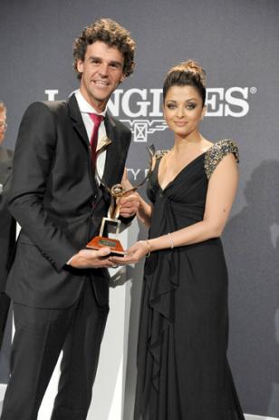 Gustavo Kuerten receives the Longines Prize for Elegance from Aishwarya Rai