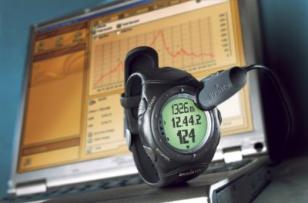The Suunto X6HR can be connected to a PC to store and analyze data