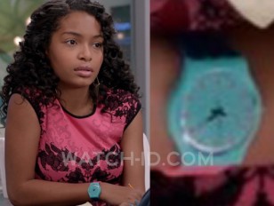 Yara Shahidi wears a Swatch Shunbukin GG215 watch in Black-ish, season 1 episode 7.