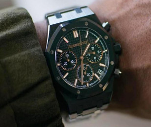 The Audemars Piguet Royal Oak worn by Kevin Hart gets a good close-up in the movie Lift.