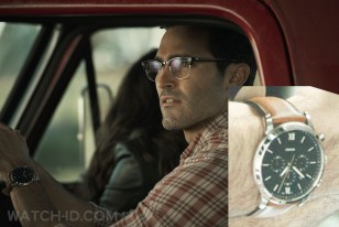 Tyler Hoechlin as Clark Kent wears a Fossil Neutra Chronograph watch in the first season of Superman & Lois.