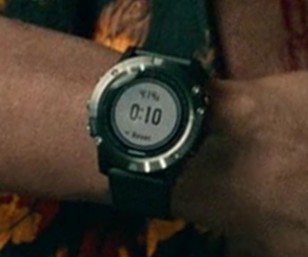 Jamie Foxx wears a Garmin Fenix 5 watch in  Project Power.