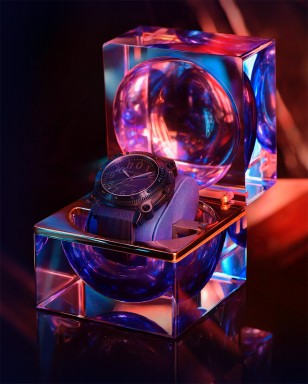 The Hamilton Khaki Navy BeLOWZERO Limited Edition watches come in special packaging, created by TENET production designer Nathan Crowley, with colors inspired by the movieSpecial packaging created by TENET production designer Nathan Crowley, featuring colors inspired by design elements in the film.
