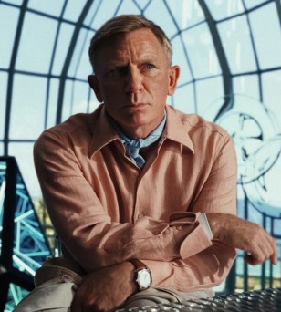 Daniel Craig wears an Omega Seamaster 1948 limited edition watch in the movie Knives Out 2 (2022).
