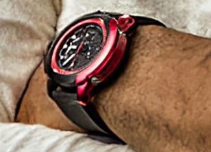 In the promotional photo we can see the details of the Ritmo Mundo watch worn by Ludacris.