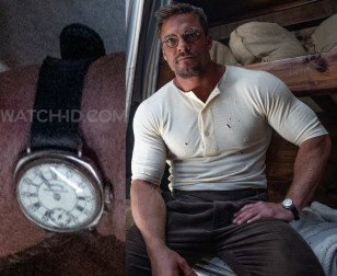 Alan Ritchson wears an antique Services Despatch Rider watch in The Ministry of Ungentlemanly Warfare