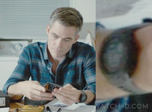 Chris Pine wears a black Garmin Instinct in The Contractor (2022).